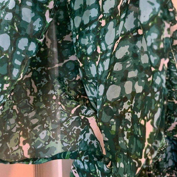 Jennifer Lopez Sleek Green Patterned Large Tiered Sleeve Blouse Women’s size S - Picture 7 of 15